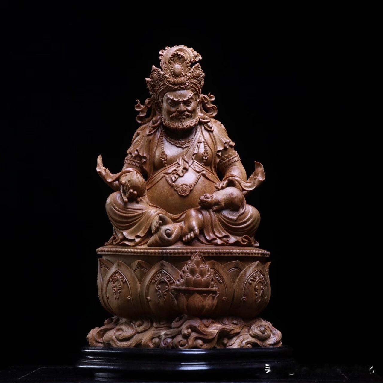 很多人喜欢黄财神，
是因为“招财”。

但真正耐看的财神像，往往不只是“财气”，