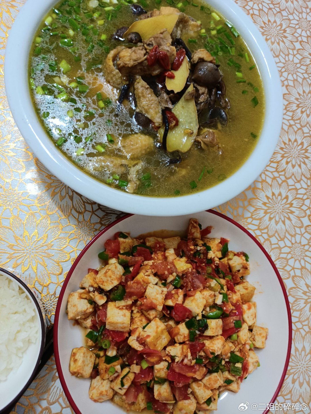 今日份晚餐：清炖土鸡，清炒豆腐。老赵直呼好吃反正只要我做好，他都爱吃我的美食日记