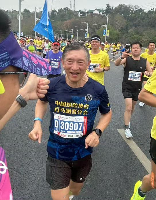 74岁爷爷七天横跨七大洲跑七场马拉松74岁，不是去公园遛弯打太极的年纪吗？爷爷倒