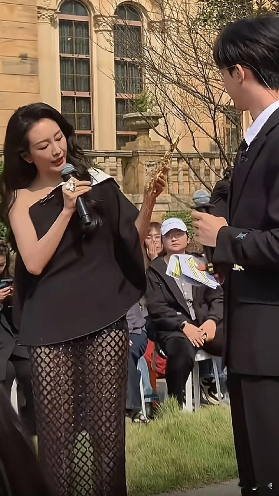 在活动现场，王鸥以一身别致的黑裙造型亮相，独特的剪裁搭配网纱裙身