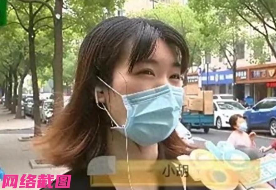 浙江杭州有两名女生，在大学毕业之后合租了一套房子，只在入住后看到房内的窗帘太脏，