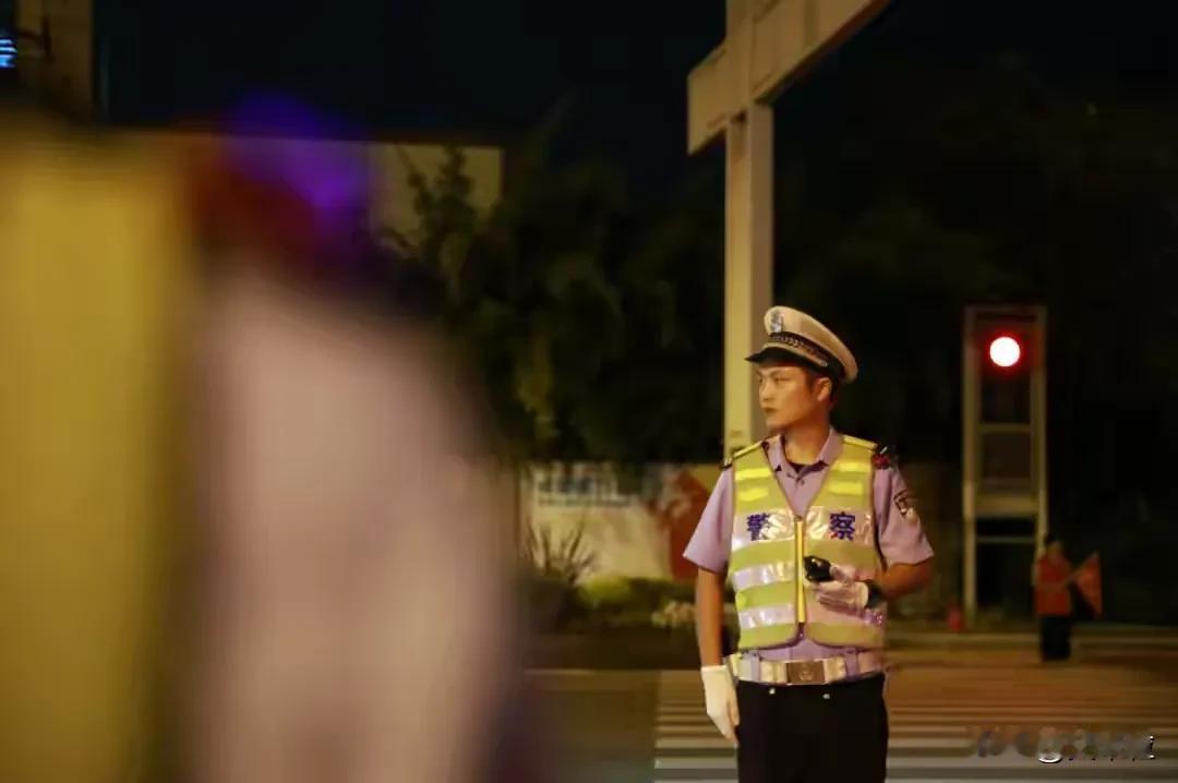 这名四川90后辅警上了热搜！1月12日凌晨，四川成都市一名辅警因为查酒驾被逃逸车