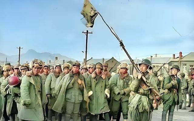 1946年9月，大批解放军战士被蒋军俘虏，但解放军战士显然不服气。他们的武器装备