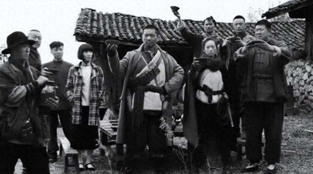 1937年，悍匪薛梦豪骑在马上，率300多土匪，袭击村子，冲寨墙喊：“鸡犬不留，