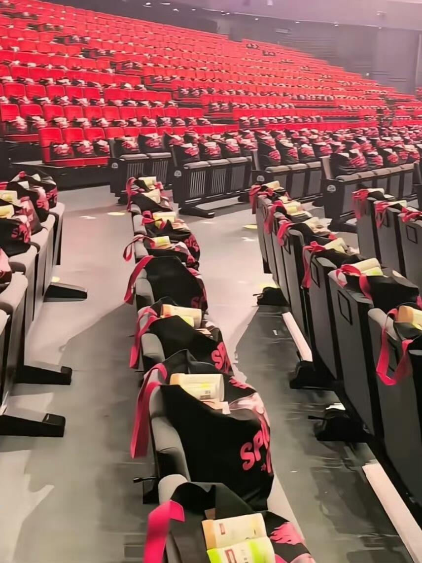 迪丽热巴见面会伴手礼满满当当一大包好宠粉啊[爱慕] ​​​
