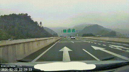 有卧龙的地方必有凤雏。
2月22日12时39分左右，贵州黔南某高速公路，前方黑车