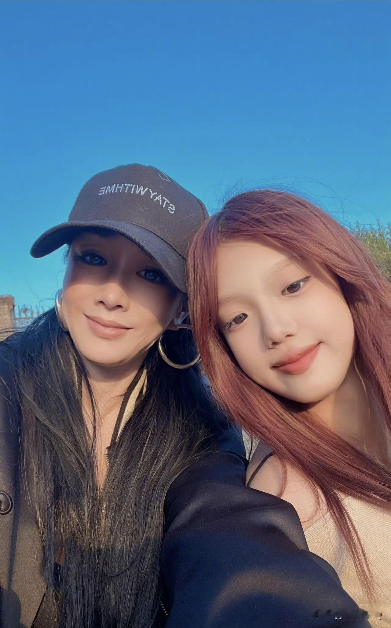 我好喜欢这个时期的Jaden，妆容很清透很可爱，整个人软乎乎的。不过后面她转变风