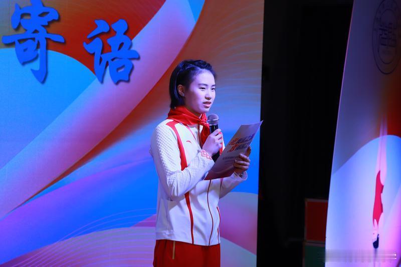巴黎奥运会跳水女子双人10米台金牌获得者陈芋汐12日回到母校上海市徐汇区光启小学