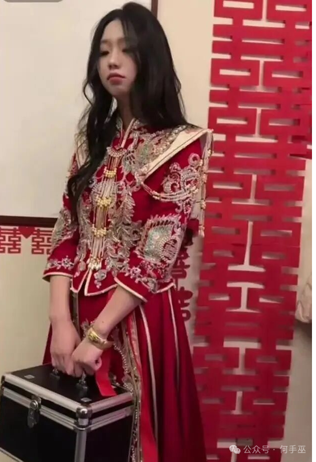 拎这个工具箱，衣服应该是道具了！ 