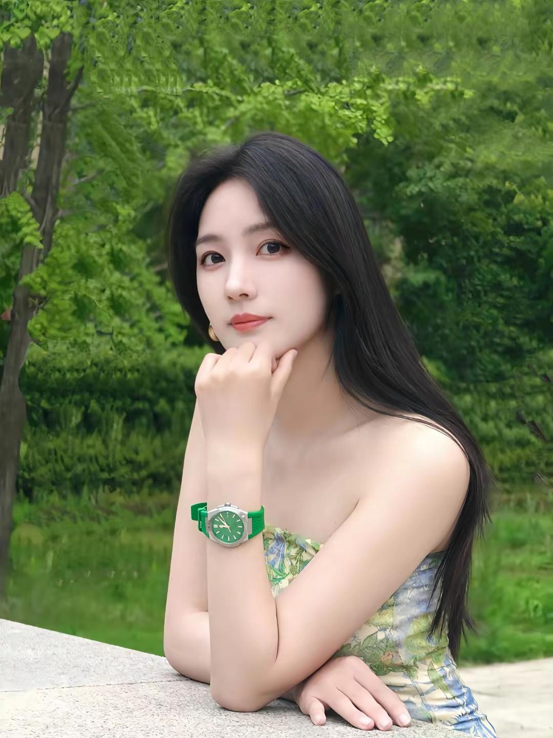 绿意盎然中，沉思的少女与自然融为一体