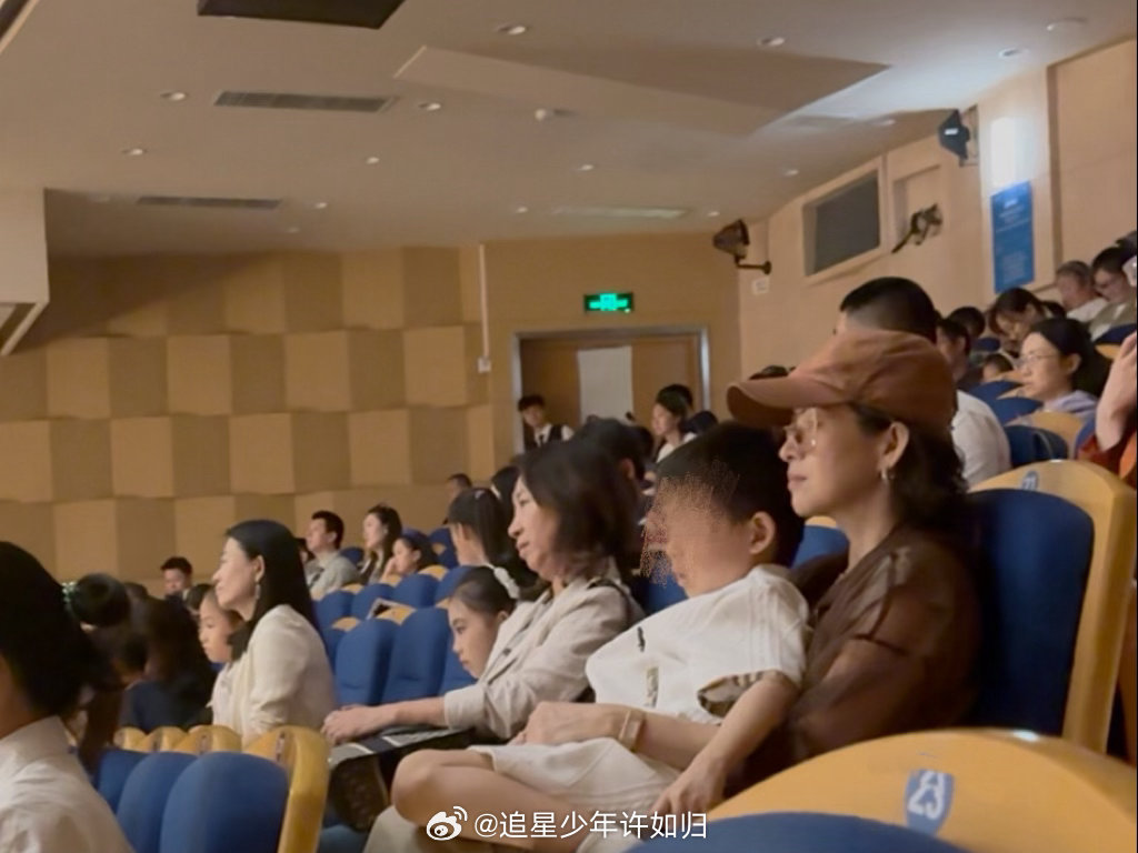 章子怡也看了醒醒演出 醒醒登台弹钢琴，妈妈章子怡悄悄到场助阵，还带着弟弟一同观看