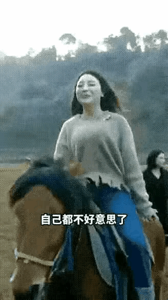 这位美女的奔跑骑术堪称一绝，一上热搜便在网络上爆火，以实力改写古偶审美。不少古装