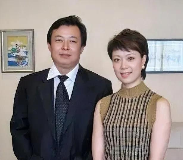 丈夫好帅啊，不知做啥工作的。她一身素雅的小格子上衣，显得文文静静。就喜欢她主持的