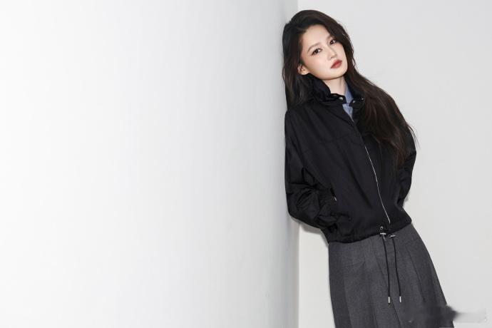 这是穿普拉达的李沁李沁全包眼线职业装look 这是穿普拉达的李沁，李沁全包眼线职