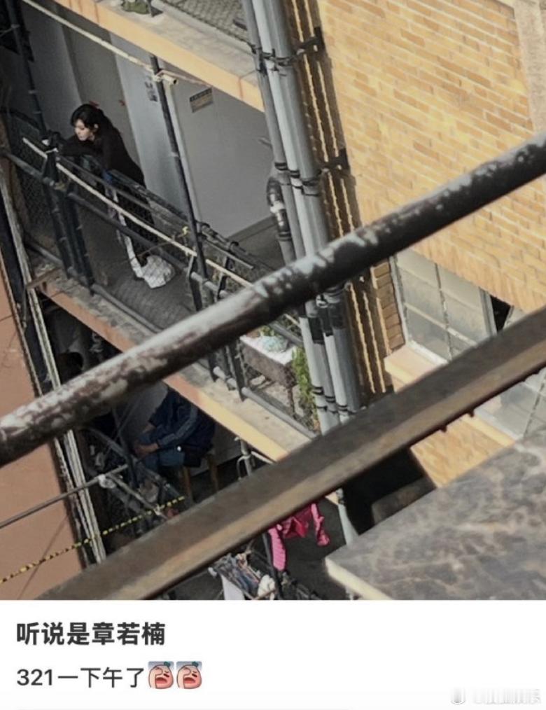 今日，章若楠片场拍戏走神相关舆论发酵。随后，章若楠工作室就此事发文喊话《想把你和