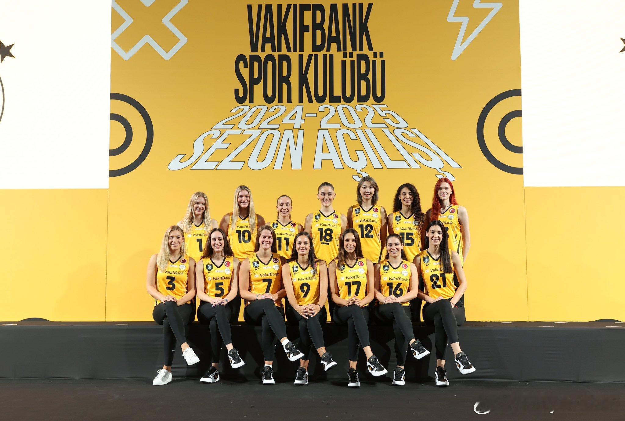 📸🇹🇷瓦基弗银行24-25赛季成员大合影#袁心玥[超话]##女排[超话]#