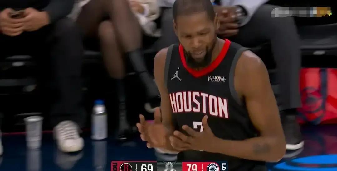 别骂他最后传球失误！看懂这球，你才明白火箭为何敢赌他。
 
快船两人已经扑到脸上