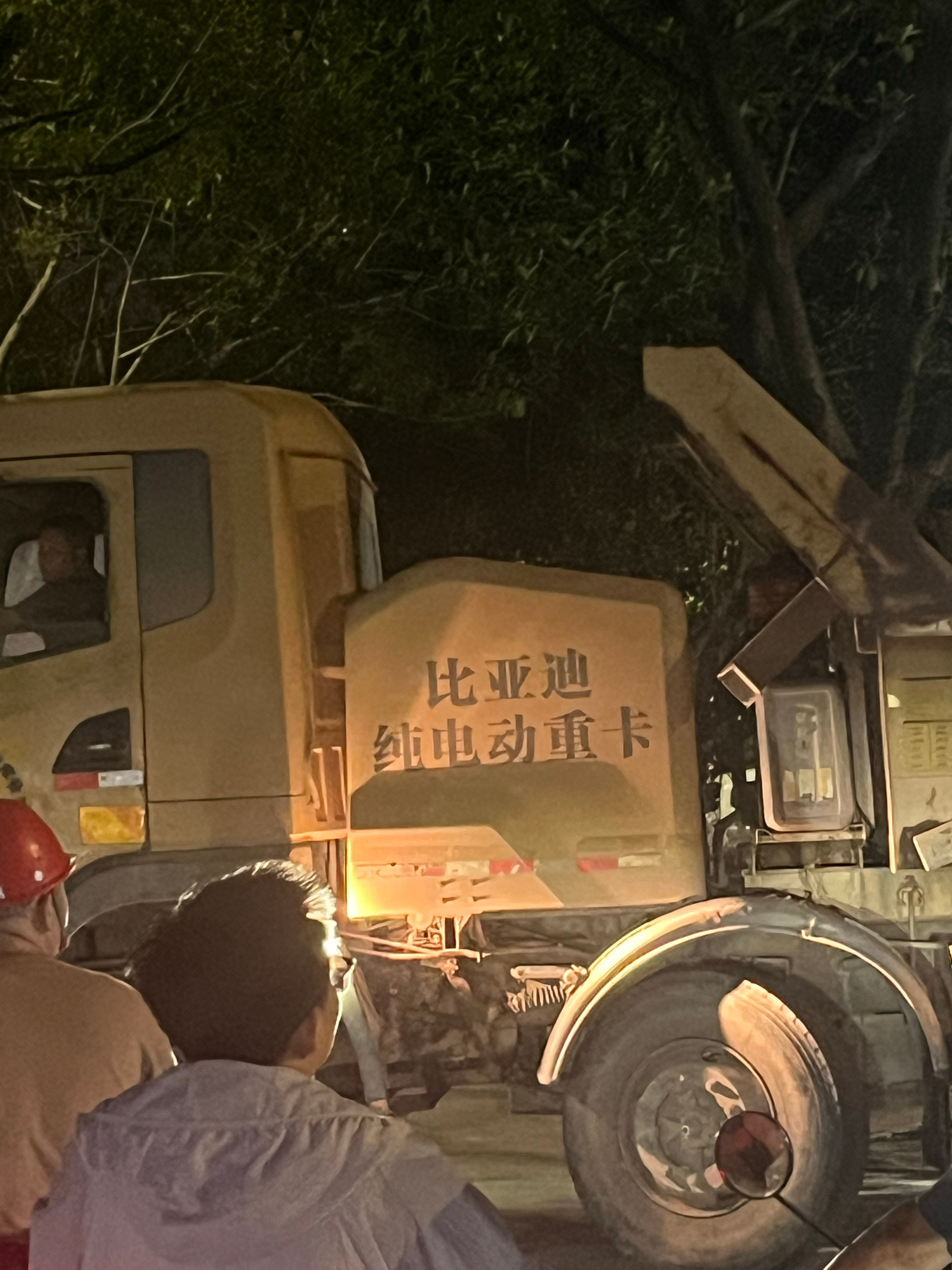 刚才路过一工地，有一大车在倒车挡路了，仔细一看我靠，比亚迪纯电动重卡！居然还有这