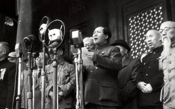 毛主席的霸气果然名不虚传，开国大典前夕，周总理问毛主席：“礼炮应当鸣几响呢？”毛