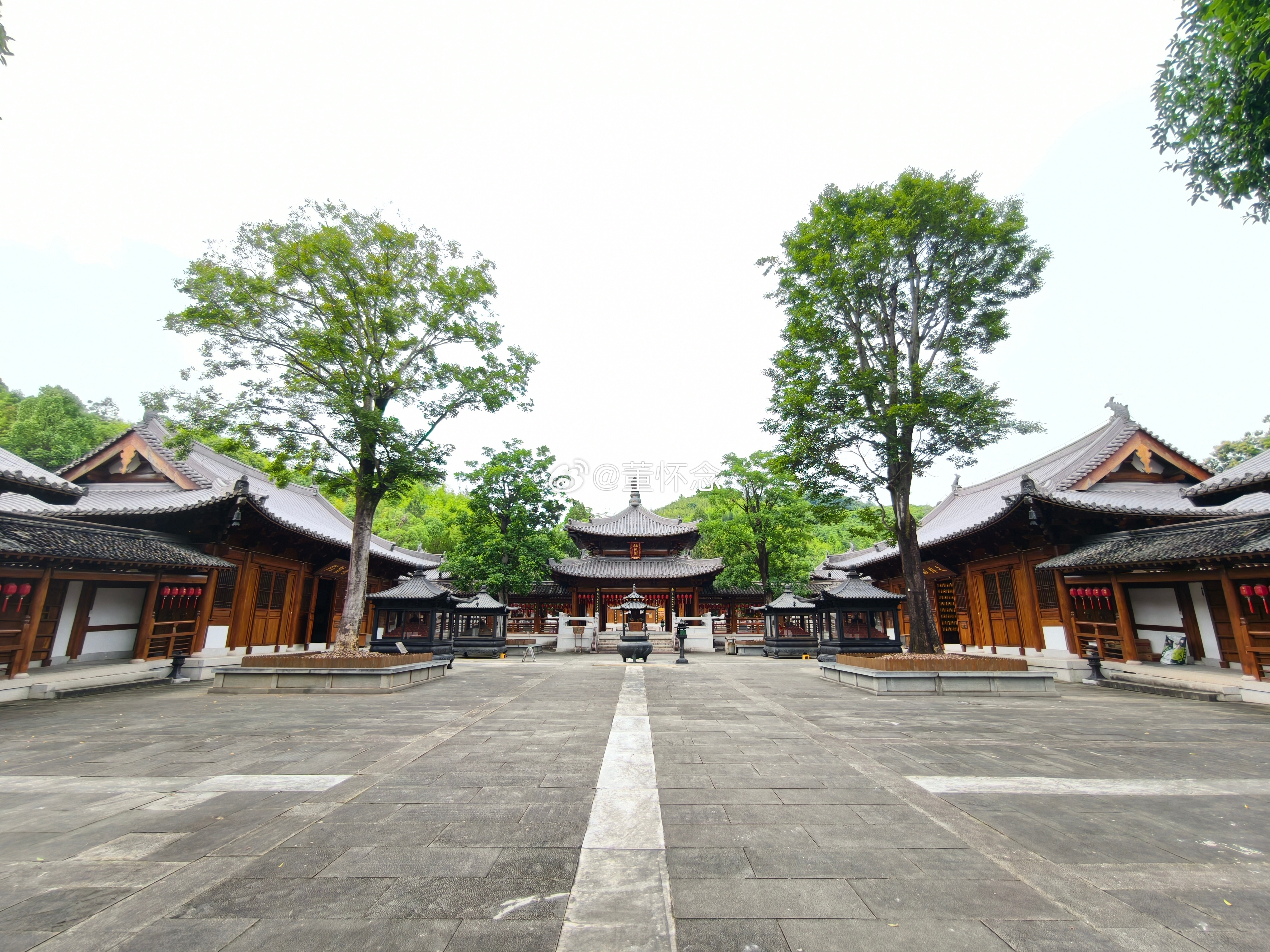 最开始进去的是新修的建筑，我心想，这也不算古建筑啊，往上走，古建筑才出现，一踏进