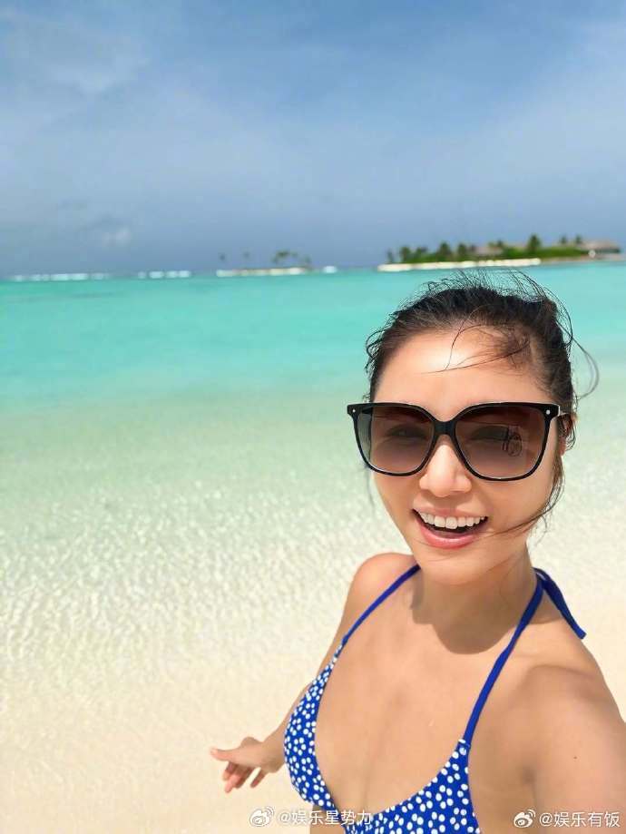 林心如海边比基尼照林心如分享海边度假美照，身着比基尼在沙滩漫步，阳光海浪映衬下笑
