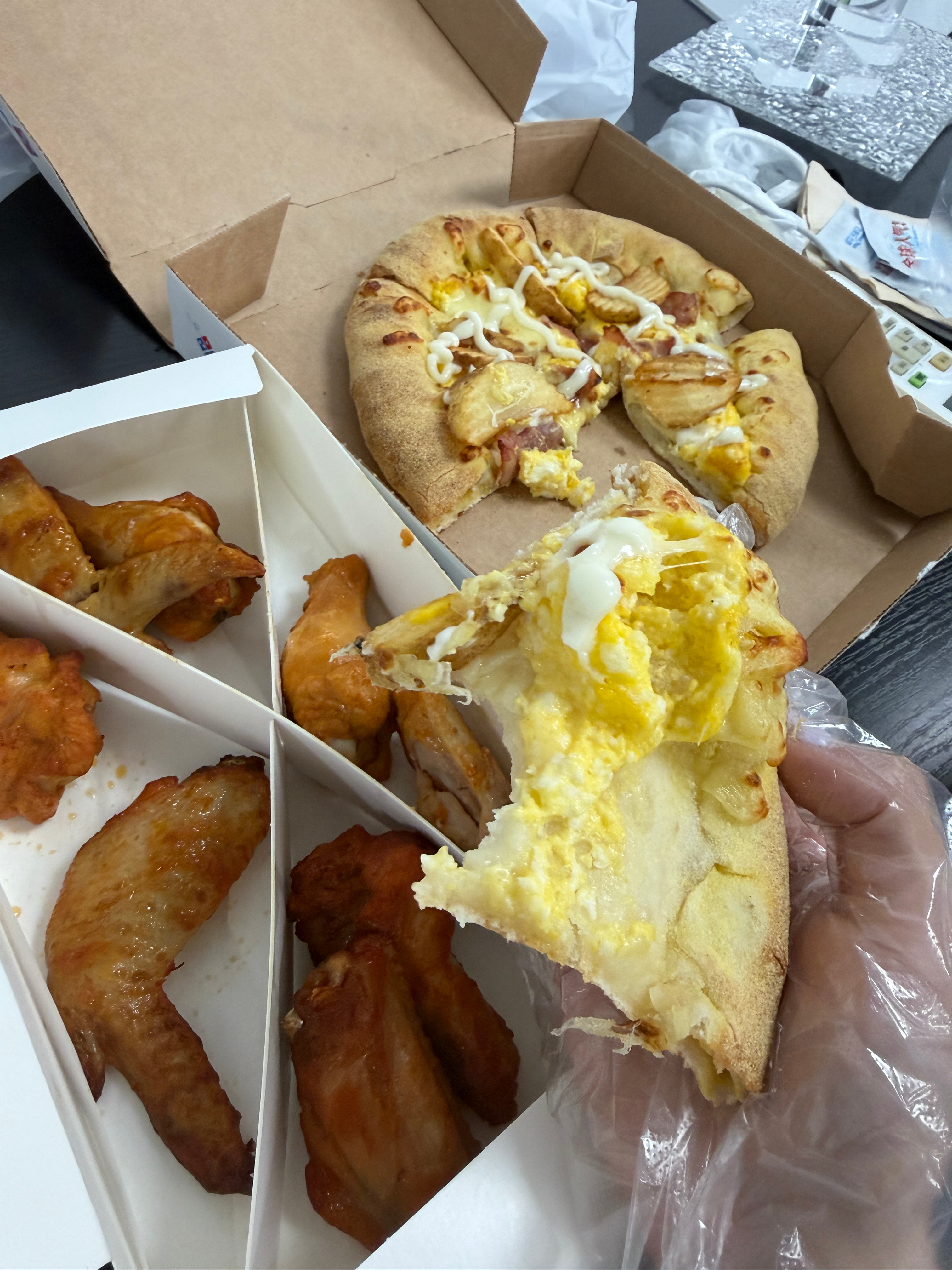 今天的工作晚餐🍕困的快变成闭着眼睛吃了[淡淡的] ​​​