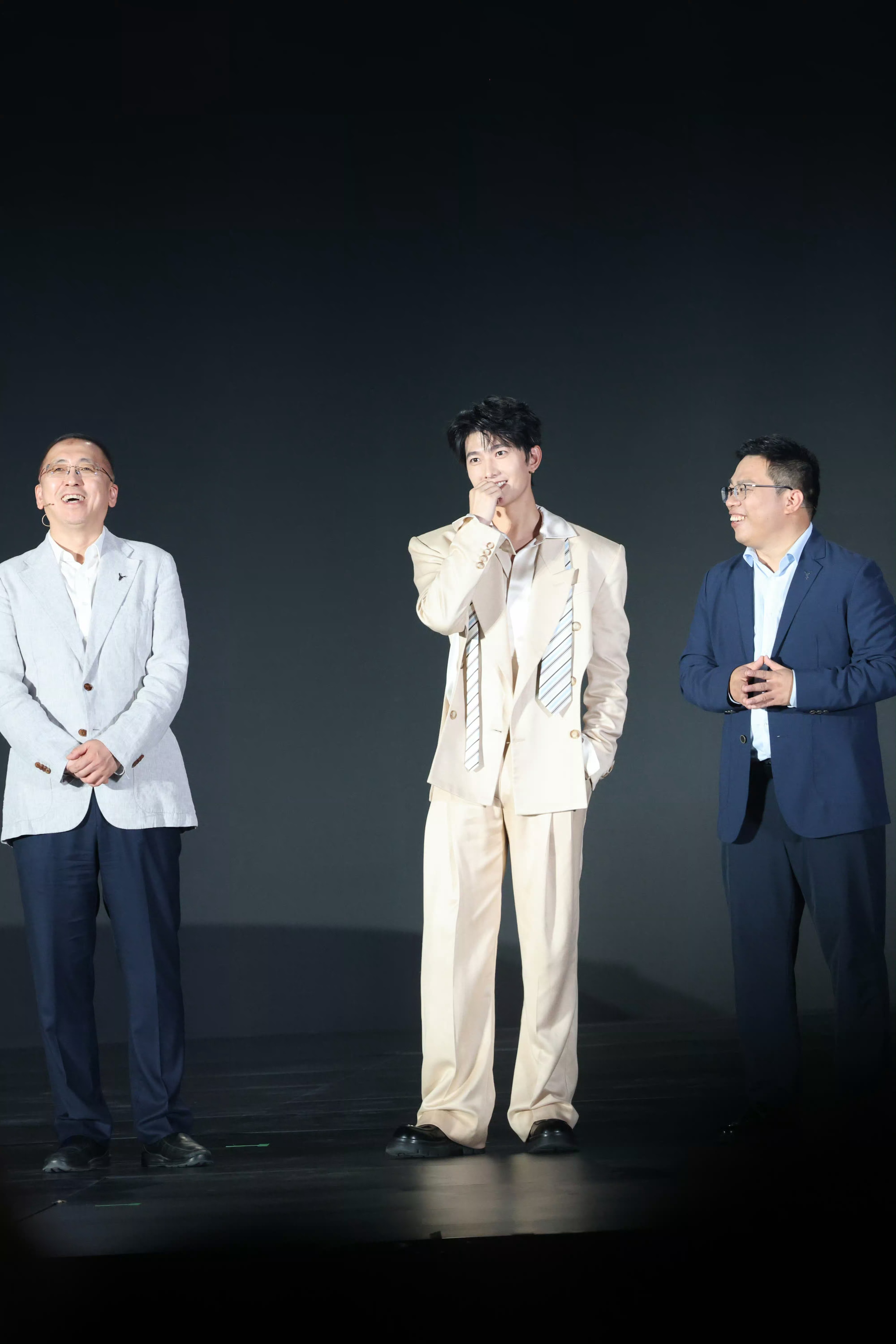 杨洋杨洋临危不乱单手插兜给杨洋的七夕星河情书岚图追光s全球代言人杨洋 我们杨洋就