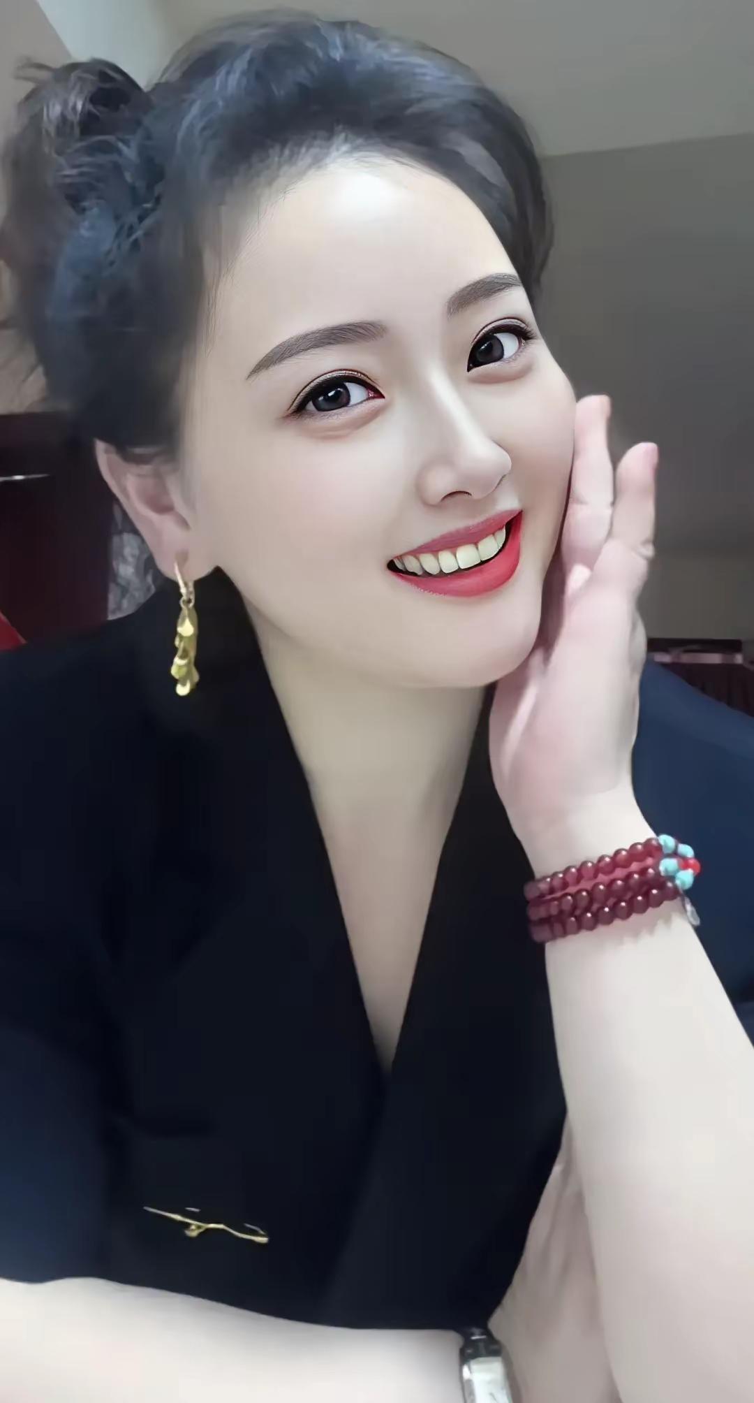 生活最重要的是健康、快乐和爱。
健康是一切的基础。没了健康，财富、梦想都成了空中