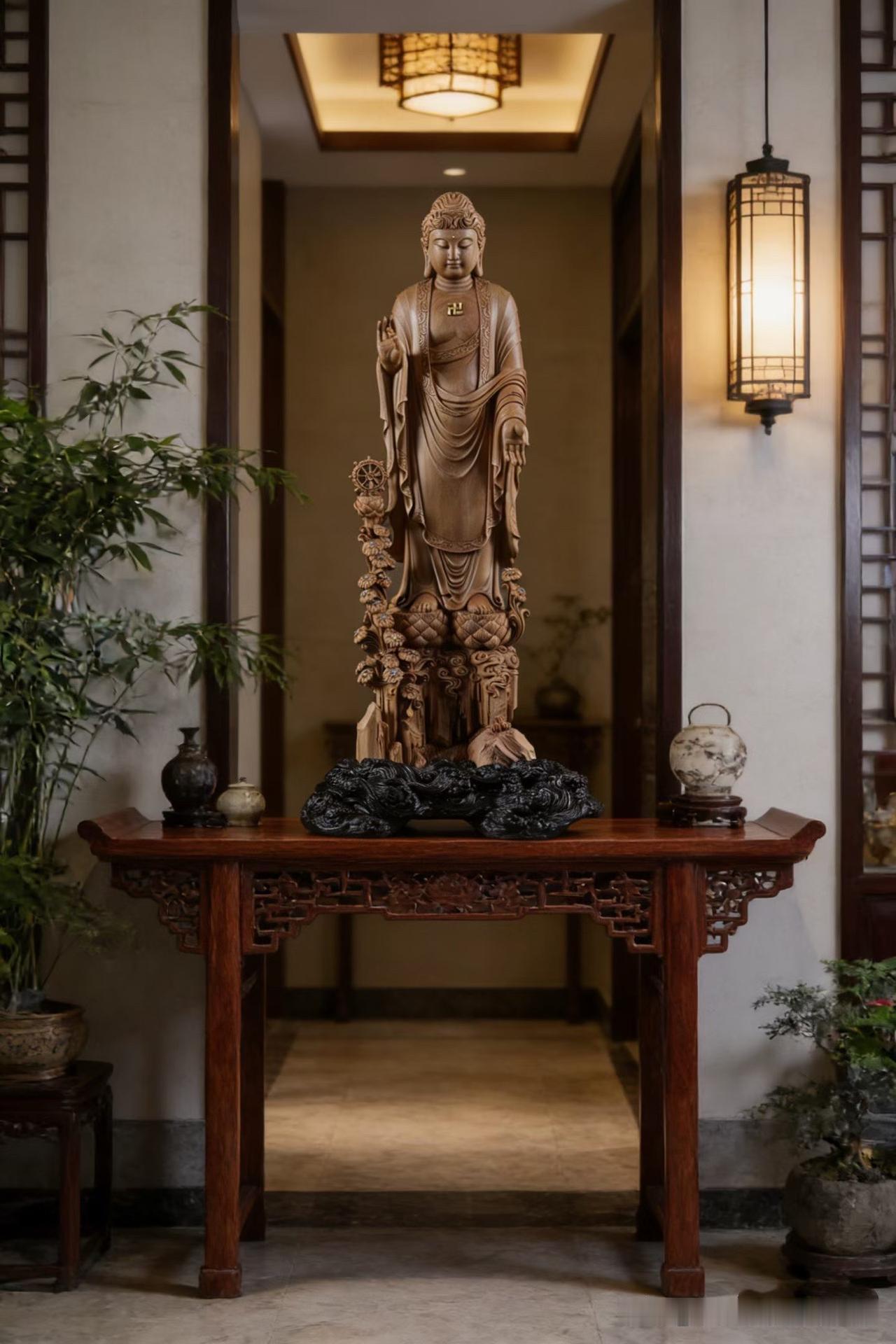 有些佛像，远远看去是庄严；走近细看，却能感受到一种安静而坚定的力量。

这尊老山