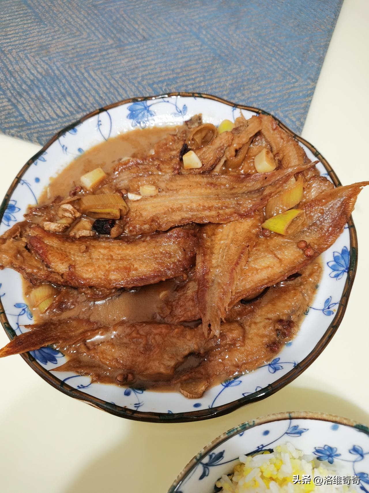 我减肥期间晚餐只吃青菜。
老伴端出来一盘红烧肉，劝我说：岁数大了不用刻意节食，吃