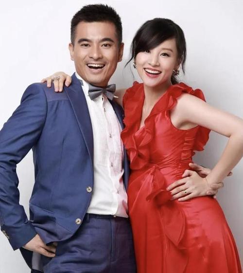 49岁演员陈龙近照曝光，国剧盛典无修生图意外刷屏。他身着西装身形挺拔，却不遮岁月