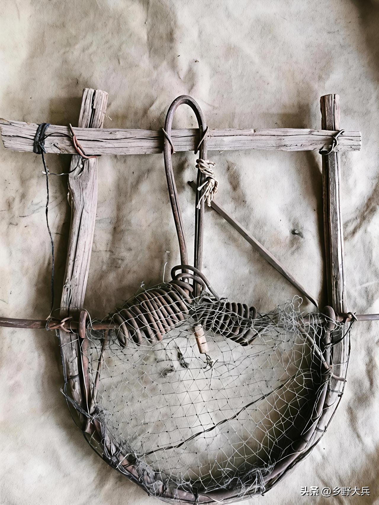 老屋墙壁上挂着一个老物，问了200多人都不认识它，我敢保证90%的人都没见过，能