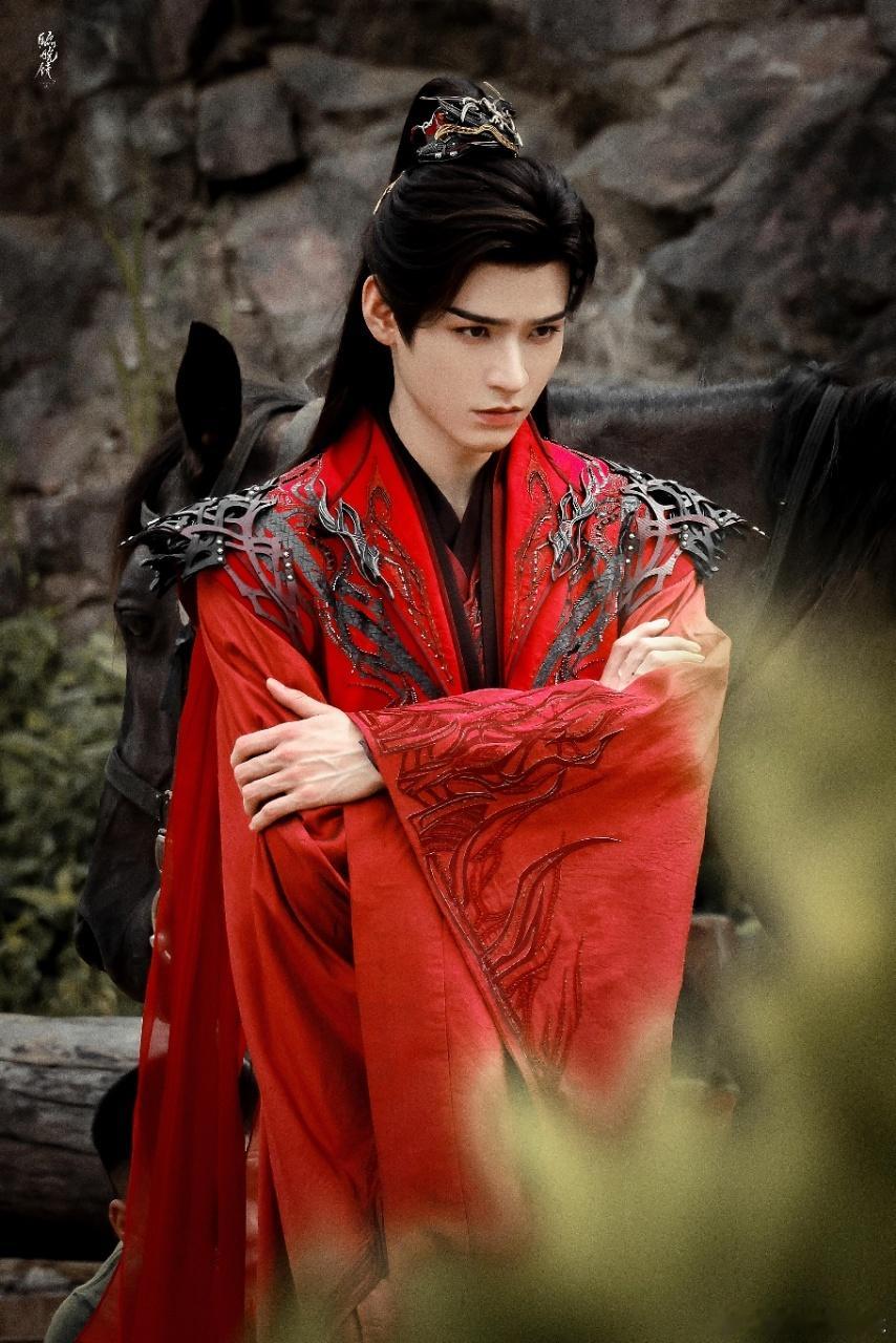 龚俊演什么我看什么，龚俊在暗河传里的表现真的太绝了，打戏干净利落，文戏细腻动人，