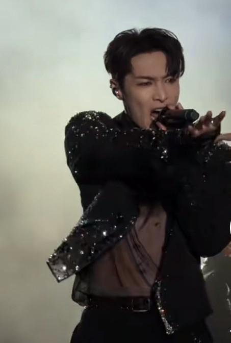 别再盯着张艺兴的“捂裆”动作骂了。
那根本不是你们想的那回事。
那是街舞里的基础