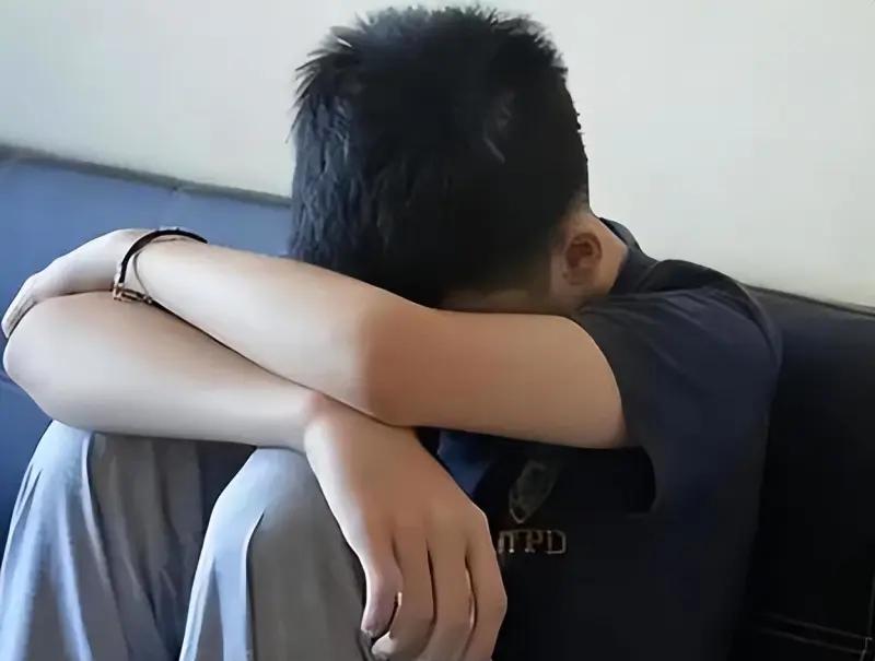 一个17岁少年，

三次持刀威胁自己的舅妈，

检察院最后却决定不起诉。

你猜