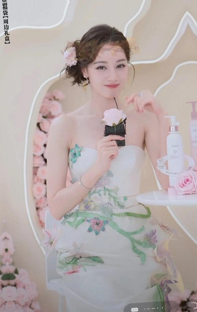 迪丽热巴直播状态超棒，颜值高、气质佳，皮肤光滑细腻，笑容甜美，互动自然可爱，魅力