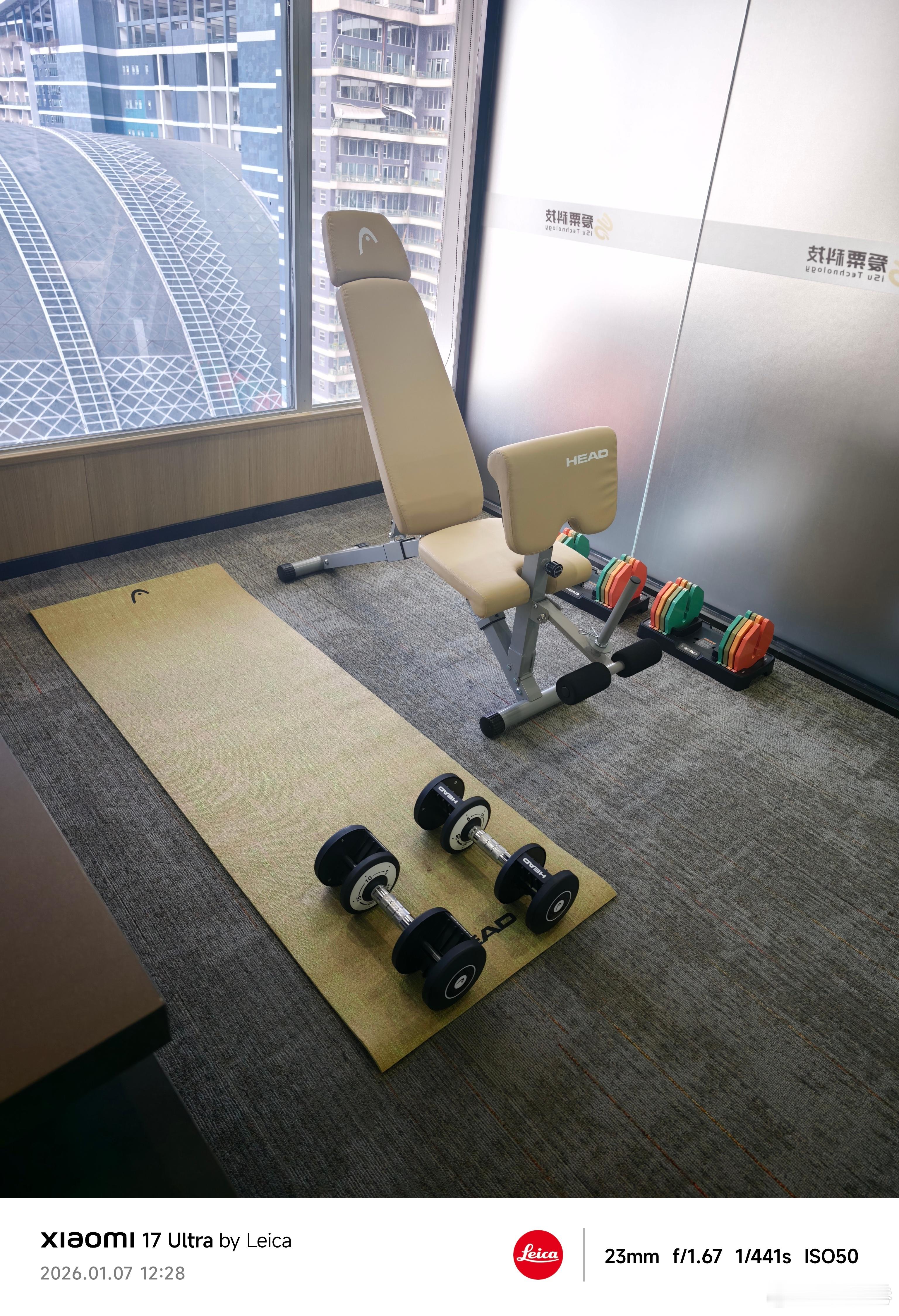 雷总把我逼急了，我在自己办公室角落搞了个简易健身房，看我怎么卷你们！2026年第