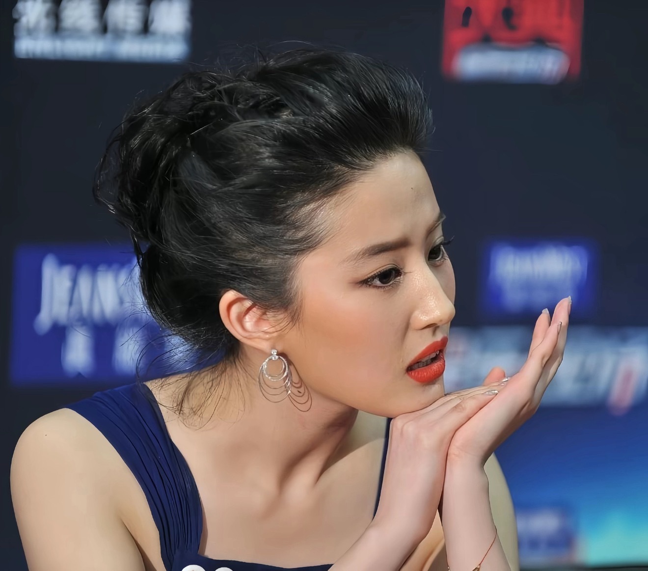 冷知识，高颅顶头包脸审美，就是前几年一堆美妆/美学博主研究我菲的脸形成的 