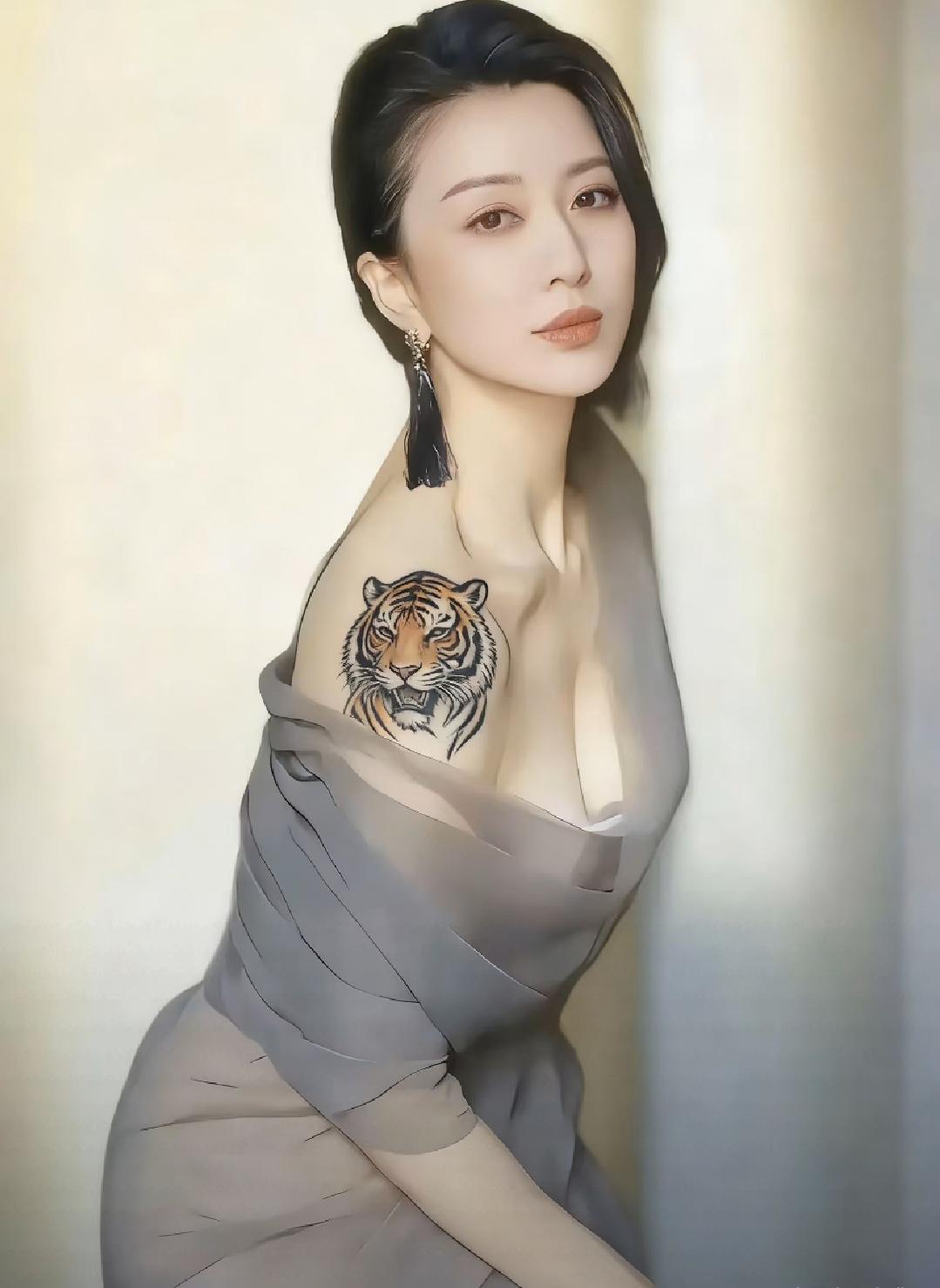 原以为是雷厉风行的“母老虎”，没想到也藏着这般柔软感性的模样。