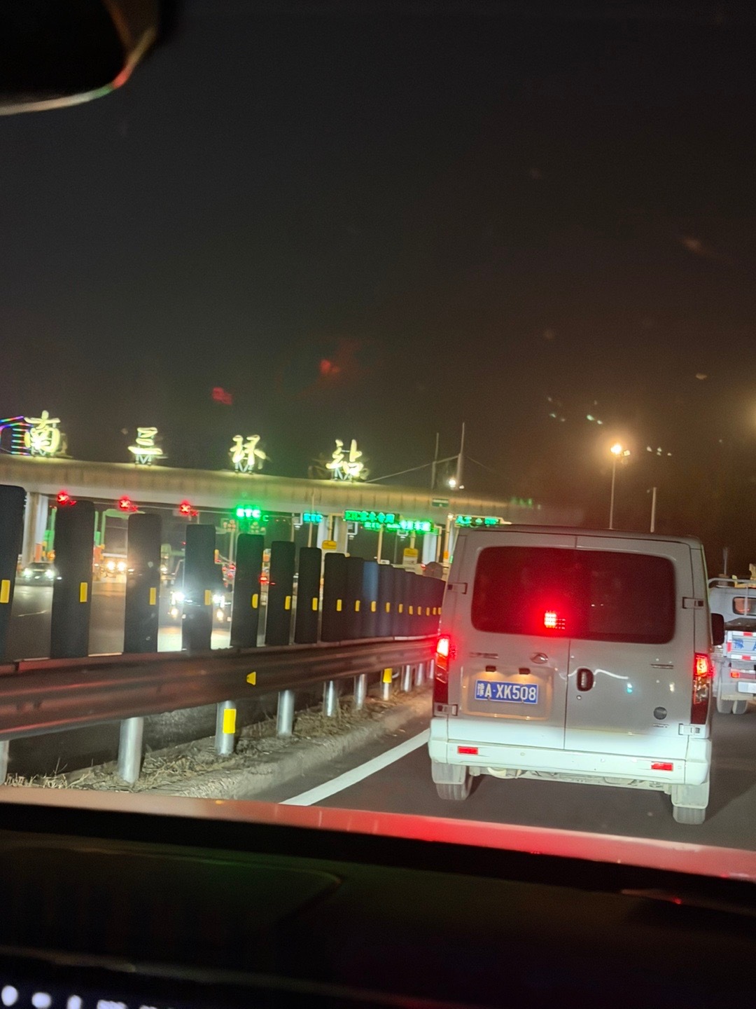 周五晚 郑州回周口的路上～漫长的十一月总算要过去了忙碌的王师傅在开车 副驾小王在