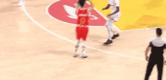 今夜深圳男篮输球的原因主要有三点:
（1）布朗超神发挥，全场投篮31中18，三分