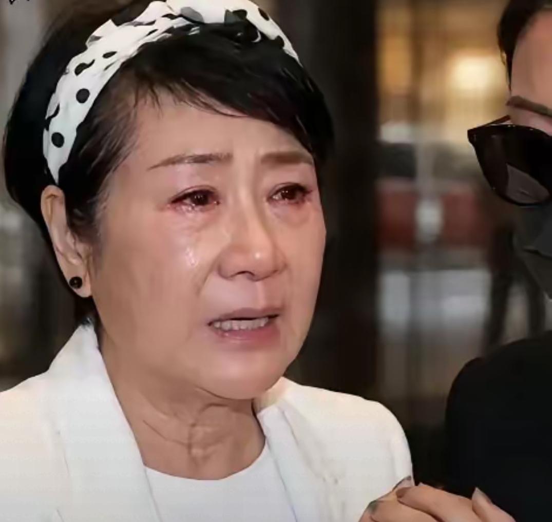 谢贤出殡这日，
哭的最伤心的不是女儿谢婷婷，也不是儿子谢霆锋，而是已经离婚三十多