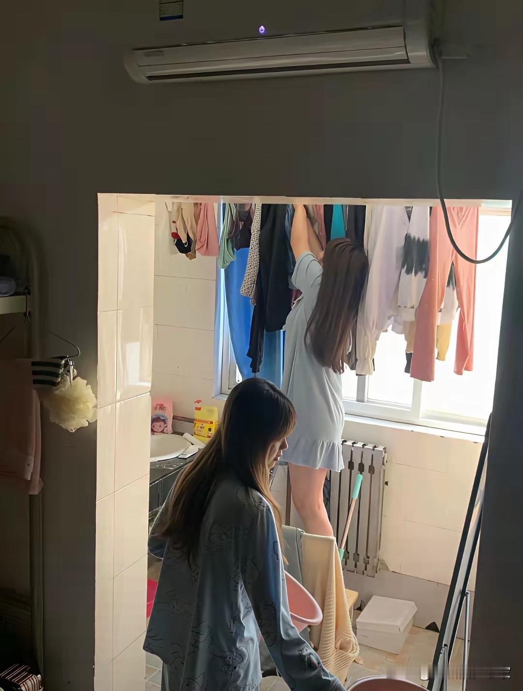 大学宿舍的青春氛围感，全藏在这满阳台的衣物里啦～
晾衣绳上挂着的不只是各色衣服，