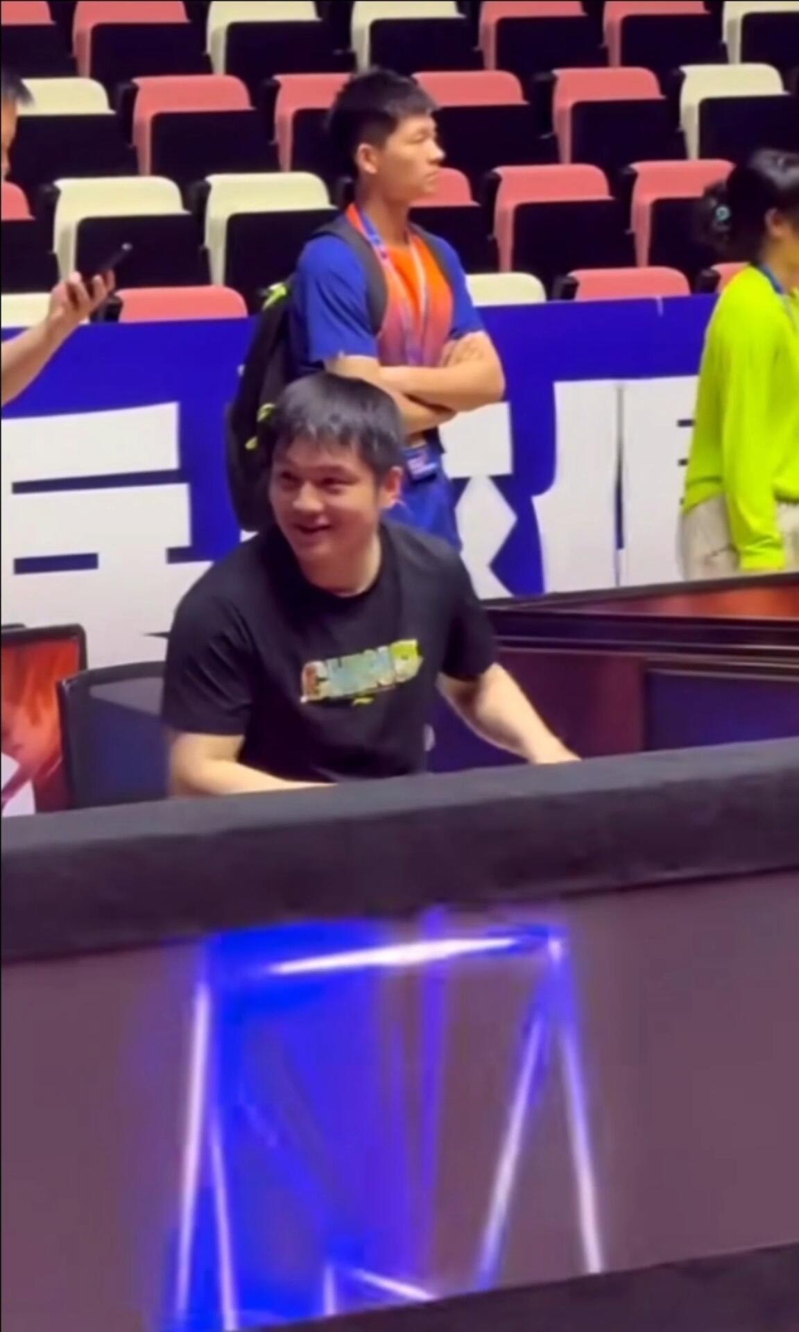 樊振东训练完了，满头大汗，笑的很开心，打球让他很充实，热爱可抵万难，樊振东的优秀