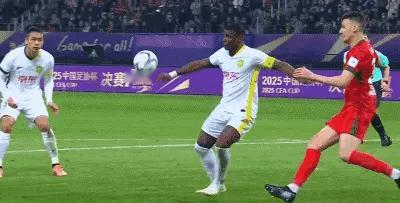 河南队禁区内手球犯规，VAR介入，国安获得点球法比奥亲自操刀命中北京国安2-0河