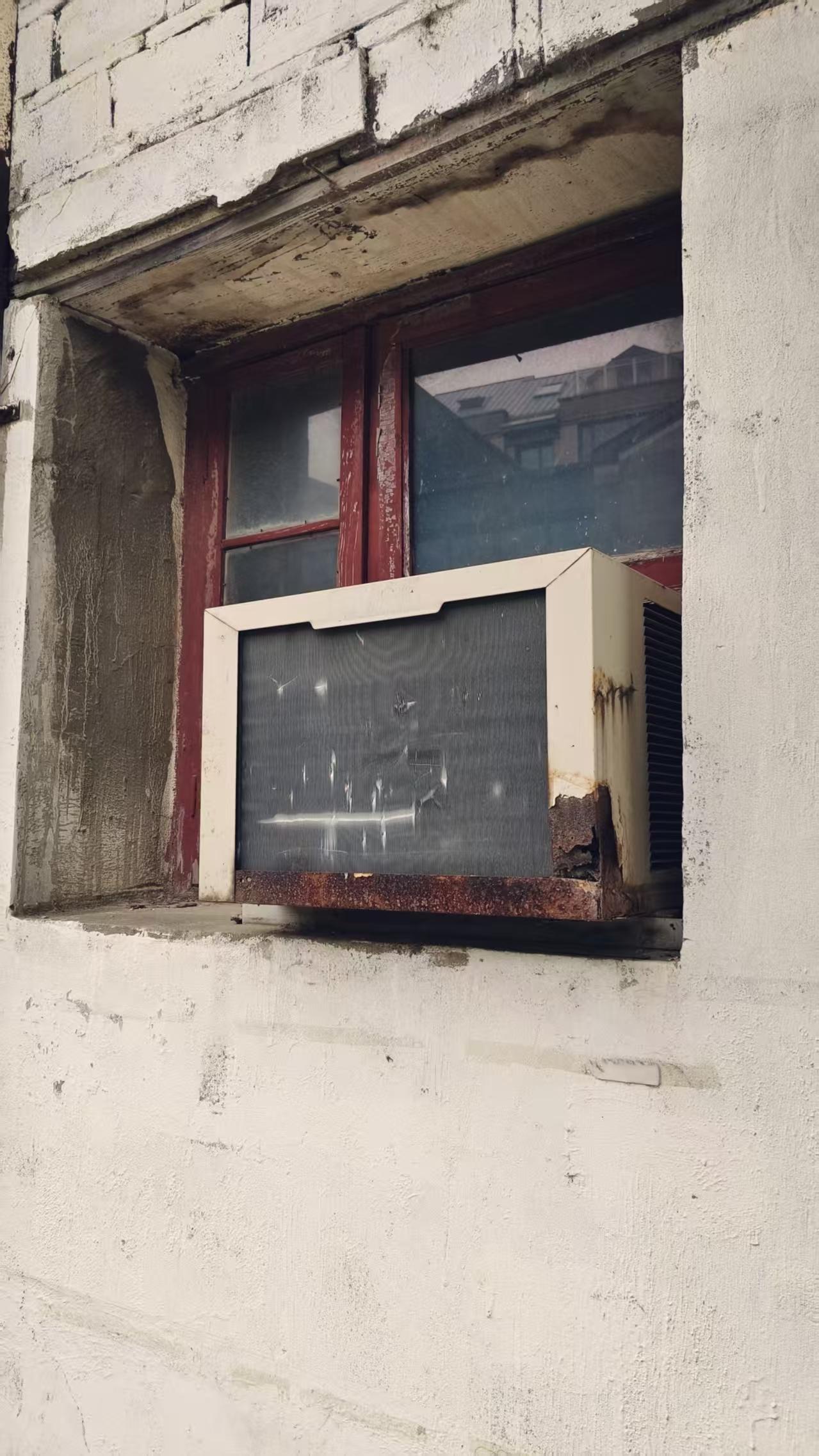 《南京一外卖小哥紧急求助：盛夏快
来了，他想买一台窗式空调……》
    南京的