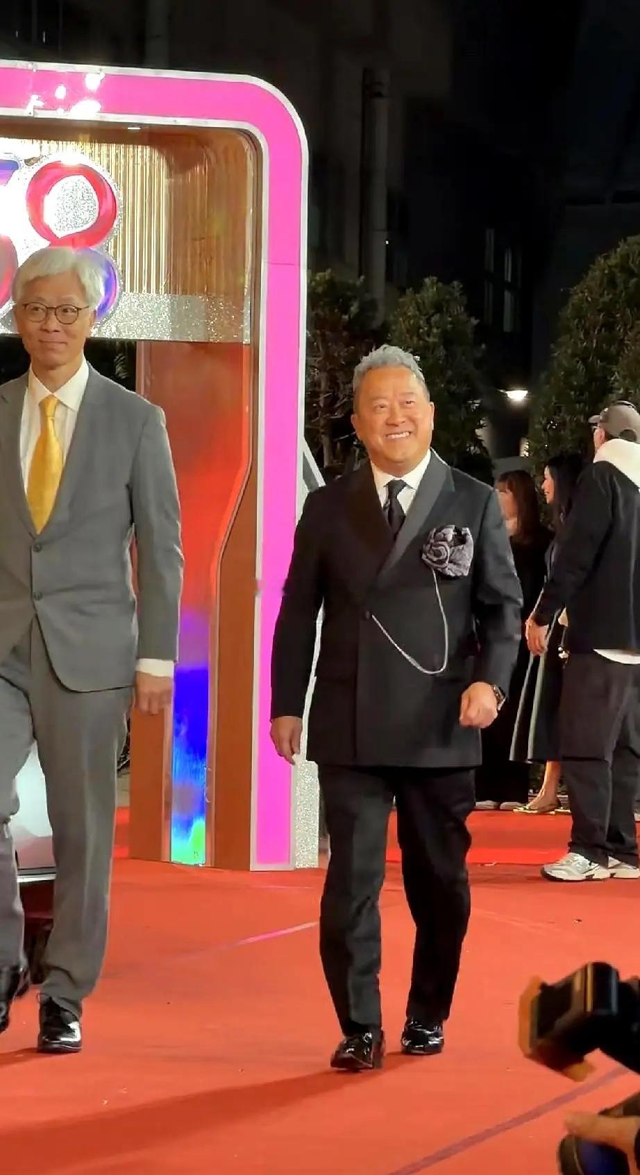 曾志伟好牛逼，竟然戴耳钉，与人握手时翘腿。 在TVB台庆上，72岁的他以总经理身