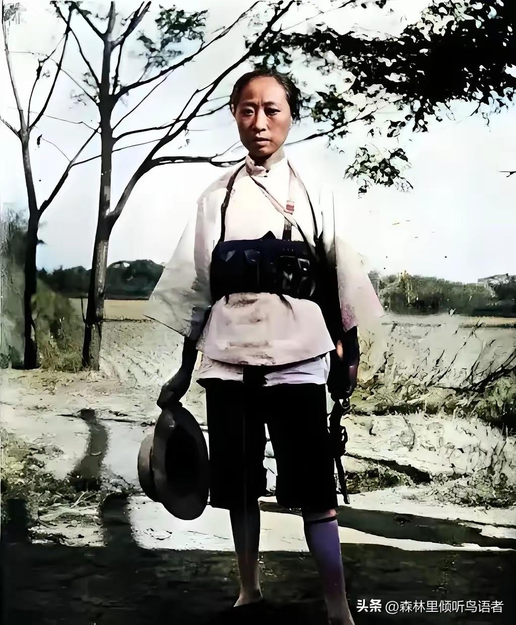 留存至今的一张老照片，定格了抗战岁月里江南抗日义勇军女子别动队队长李翠英的模样。