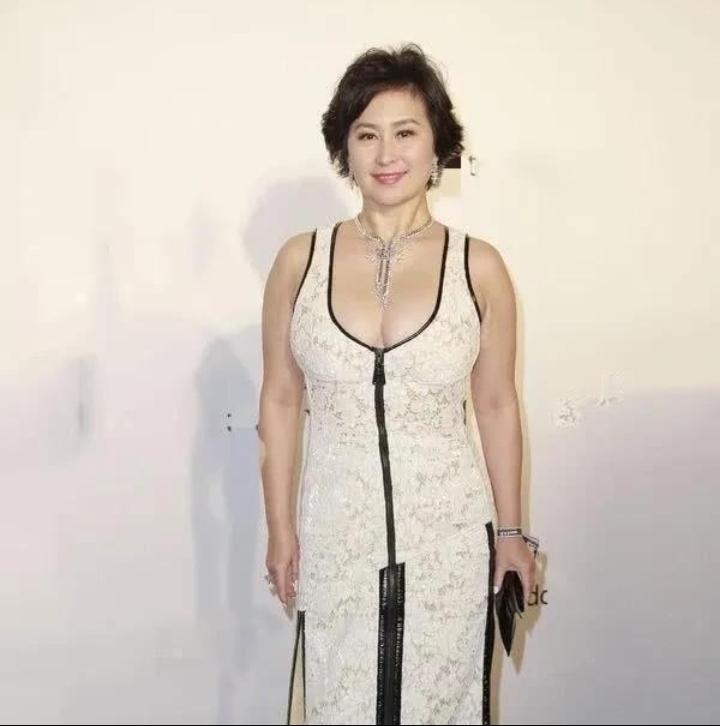 何超琼64岁这状态真的太好了！
 
白色蕾丝无袖长裙配黑色深V拉链，双侧高开叉设