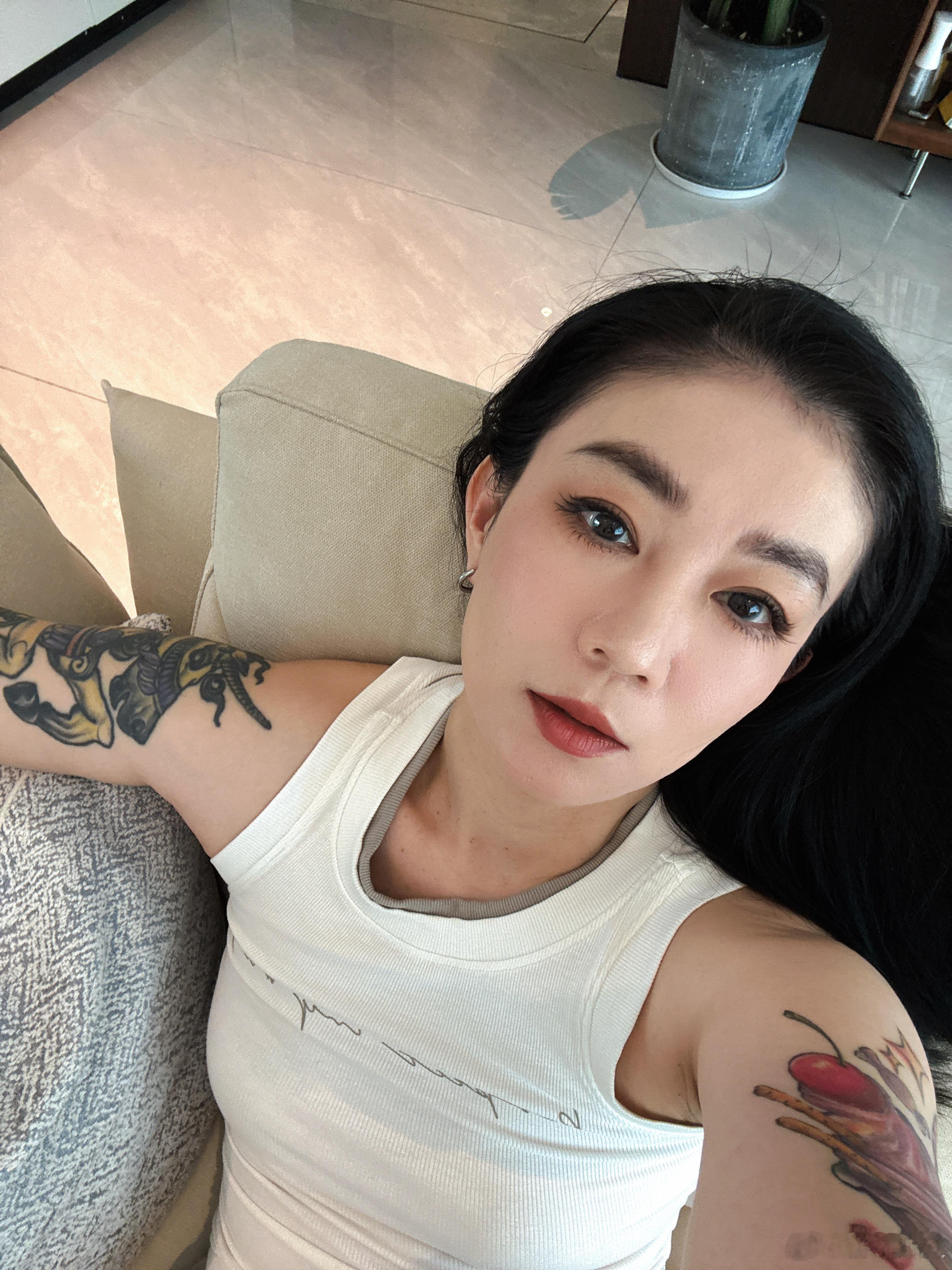 拍了个化妆唠嗑视频 拍的时候阴天下雨打雷的 光线黑的像👻一样  拍完了太阳出来